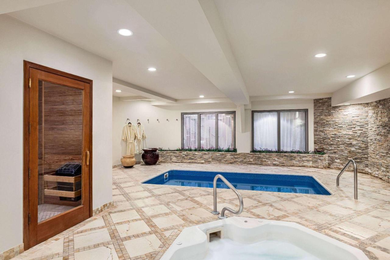 Viana Hotel And Spa, Trademark Collection By Wyndham Westbury Dış mekan fotoğraf